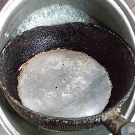 Ollas sucias y quemadas antes y después de la limpieza