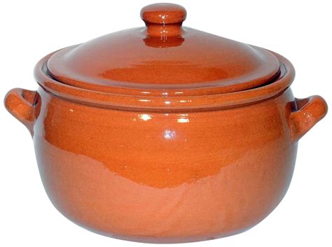 Puchero tradicional en una olla de barro