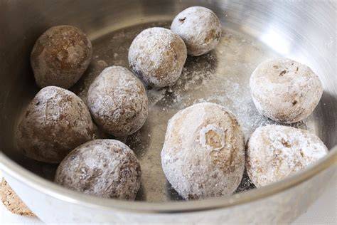 Proceso de secado de las papas arrugadas en una olla
