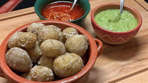 Papas arrugadas servidas con mojo verde y rojo