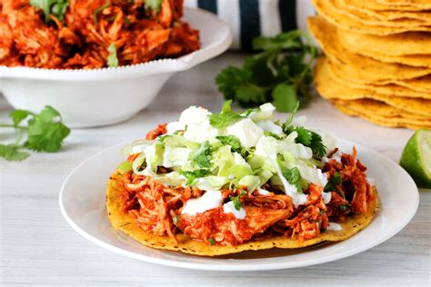 Tostadas de tinga poblana con diferentes acompañamientos