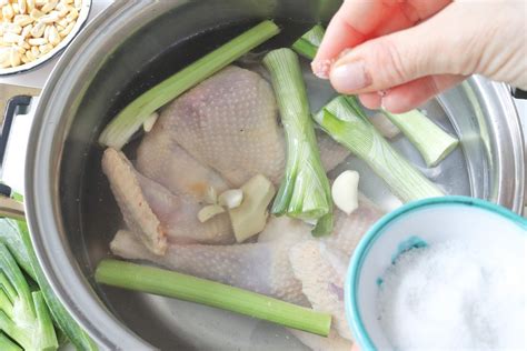 Gallina criolla cocinándose en una olla
