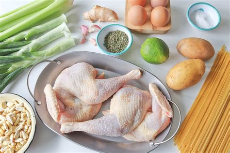 Ingredientes frescos para la gallina guisada