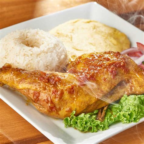 Plato servido de gallina guisada con arroz blanco y aguacate