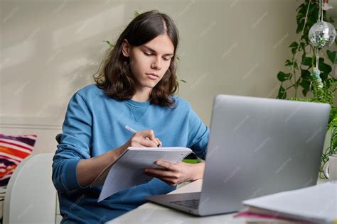Adolescente con TDAH estudiando, usando un temporizador y bloqueador de pantalla