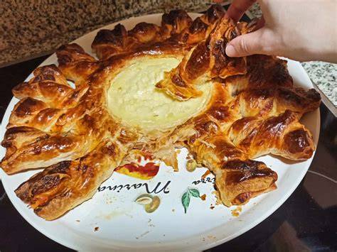 Varias preparaciones de queso camembert envuelto en hojaldre