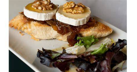 Camembert horneado con cebolla caramelizada y nueces