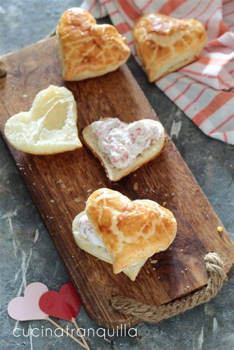 Corazones de hojaldre decorados con pequeños corazones de masa