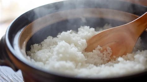 Arroz hirviendo en la cazuela