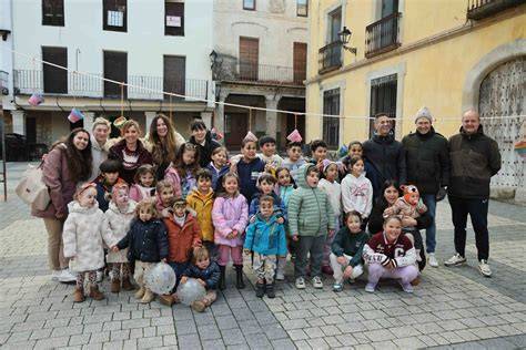 Niños disfrutando de los pucheros del Jueves Lardero en Pareja