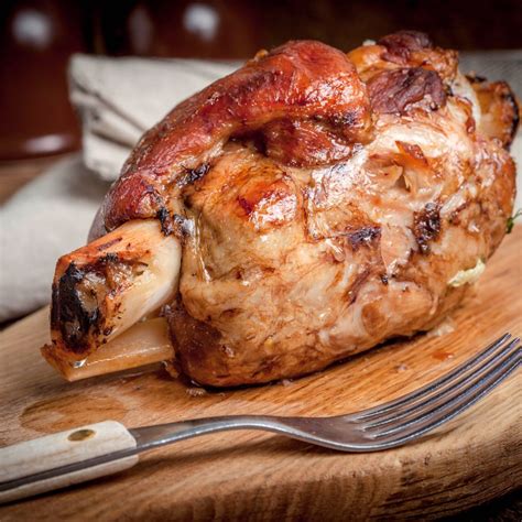 Codillo de jamón asado en un plato