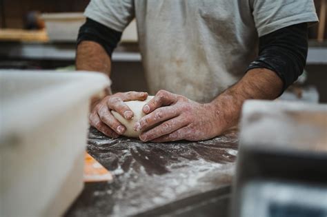 Panadero amasando pan de forma tradicional
