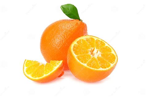 Naranja en rodajas y hojas verdes