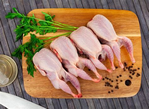 Codornices frescas listas para cocinar