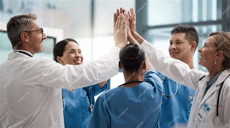 Equipo médico brindando atención empática en urgencias
