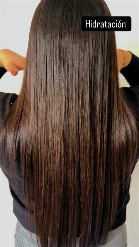 Cabello con brillo y sedosidad gracias a un baño de color