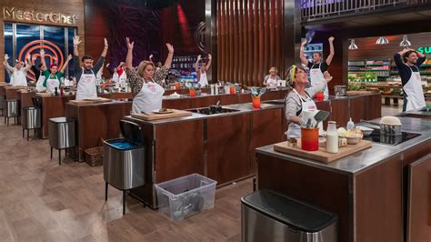 Aspirantes de MasterChef Celebrity cocinando en el plató