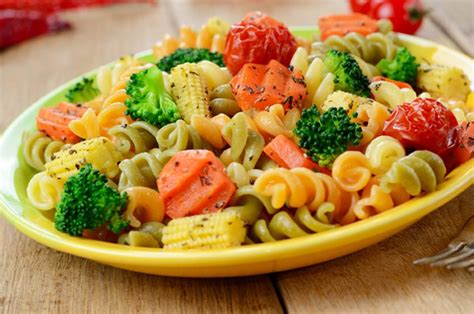 Infografía nutricional de pasta con verduras