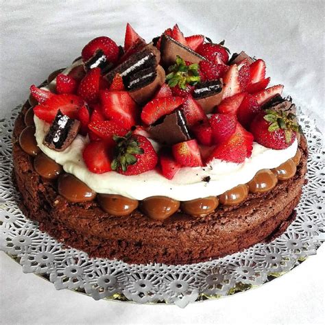Brownie con frutas y sirope
