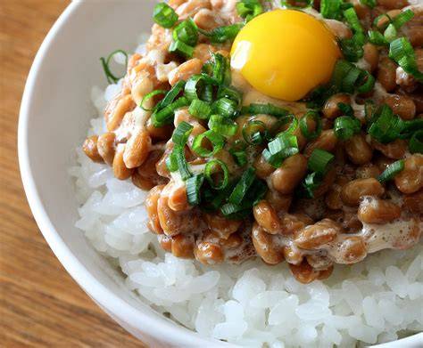 Natto con huevo y arroz