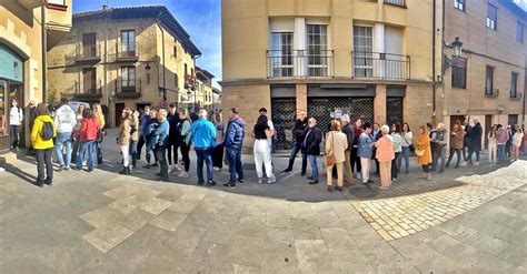 Filas de clientes esperando en la panadería de Elciego