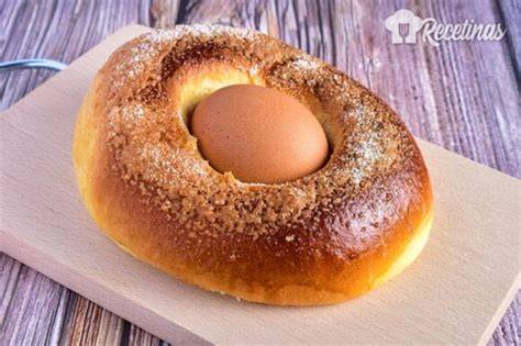Mona de Pascua tradicional con huevo cocido