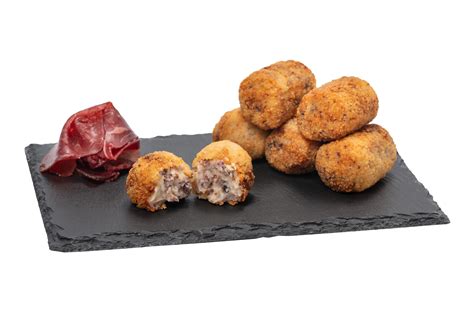 Plato de croquetas de cecina y queso con mermelada de pimiento