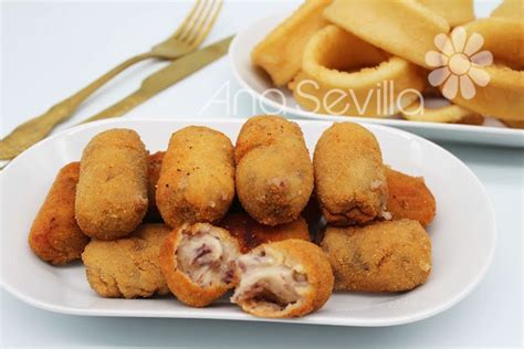 Croquetas de cecina y queso servidas con diferentes salsas