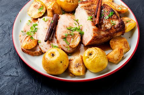 Plato de Schweinebraten con acompañamientos