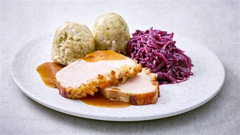 Acompañamientos típicos del Schweinebraten: Knödel y col morada