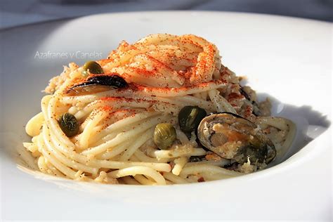 Plato de espaguetis con mejillones y alcaparras