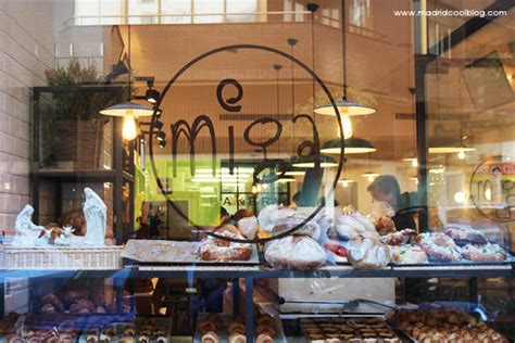 Interior de Miga Bakery con mostrador