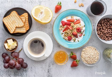 Vaso de leche y alimentos para el desayuno