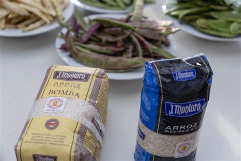 Granos de arroz Bomba listos para cocinar paella