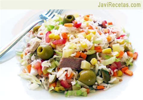 Ensalada de arroz colorida y refrescante