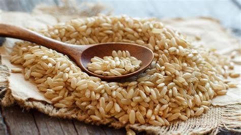 Grano de arroz integral con su capa de salvado