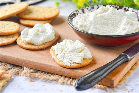 Proceso de batido de la crema de huevas con queso crema