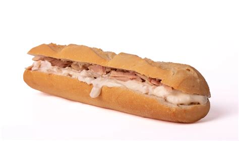 Bocadillo de atún con mayonesa y aceitunas