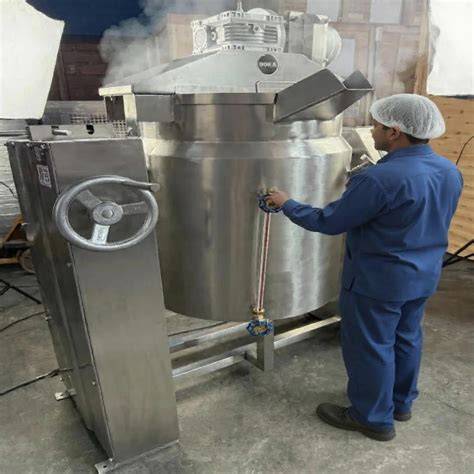 Marmita industrial en una cocina profesional