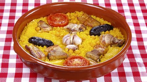 Comparativa visual entre una paella tradicional y un arroz al horno en cazuela de barro