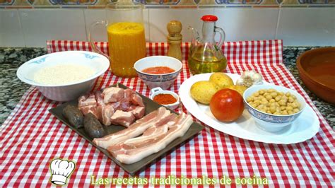 Esquema de los ingredientes principales del arroz al horno: morcilla, garbanzos y cabeza de ajos