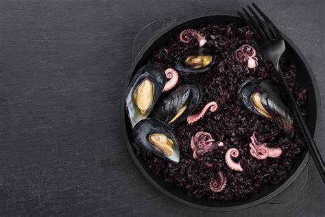Fotografía de un plato de arroz negro ampurdanés