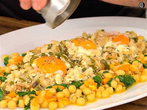Plato de garbanzos con revuelto de bacalao