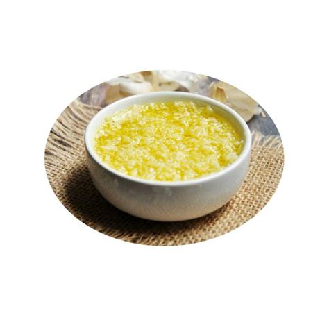 Ajo laminado dorándose en aceite de oliva