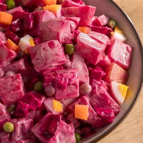 Ingredientes coloridos para ensalada rusa