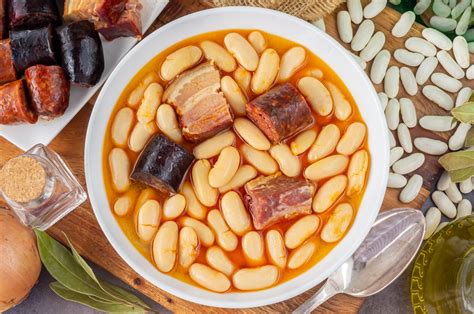 Ingredientes esenciales para una fabada asturiana