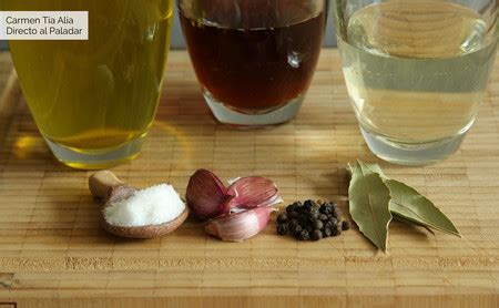 Elementos básicos del escabeche: aceite, vinagre, especias y hortalizas
