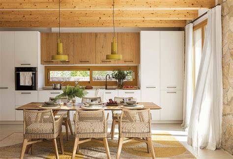 Interior de la cocina moderna y zona de comedor de la villa