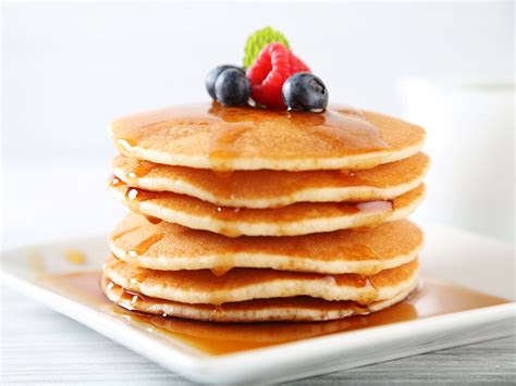 pila de tortitas americanas esponjosas con sirope