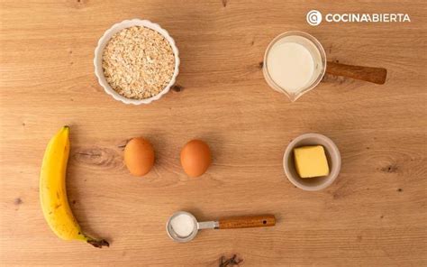 ingredientes básicos para tortitas sobre una mesa de madera